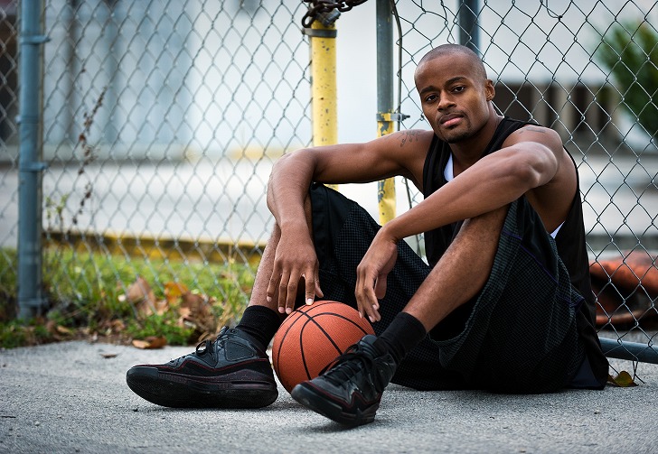 Ball guy. Баскетболист на улице. Баскетболист сидит. Стритбол. Фотосессия баскетболиста на улице.